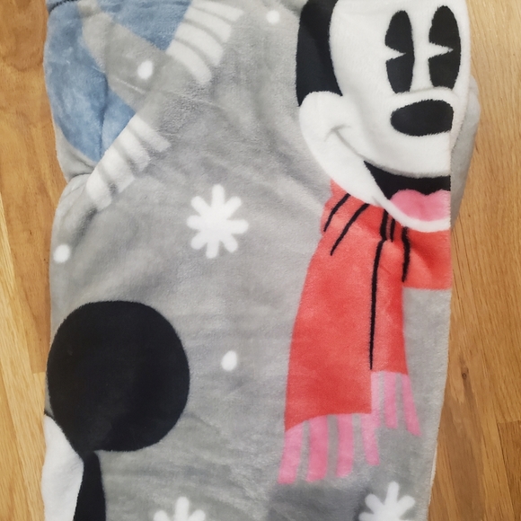 Adorable Mickey and Minnie Mouse Snowflake Blanket-NWT - Picture 5 of 6